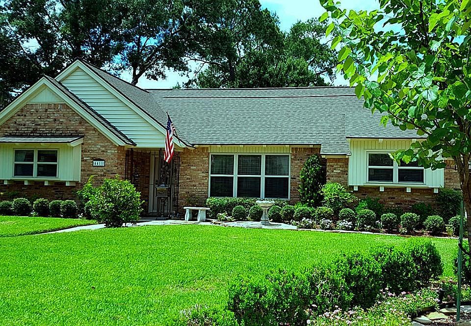 Set back with deep front yard on one of Houston s most beautiful, tree-filled QUIET cul-de-sacs!!