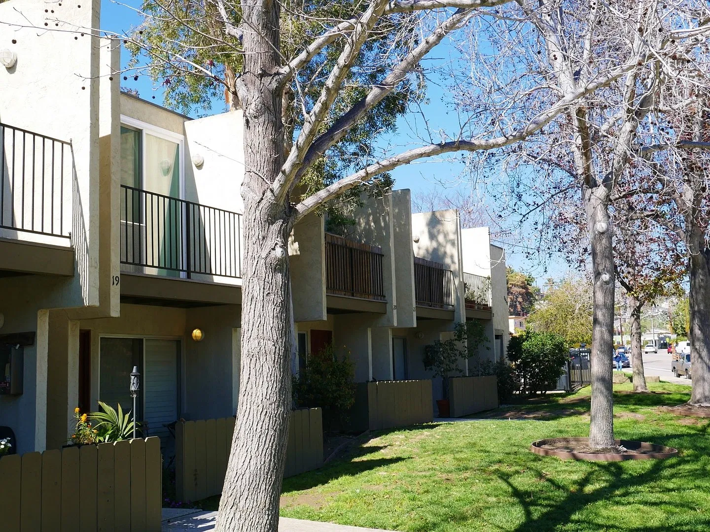 Mission Hills Must See! 2nd Floor Studio w/assigned parking and on-site laundry. — Photo 1
