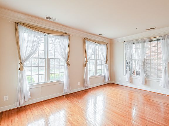 3rd image of 513 Rosebush Ln