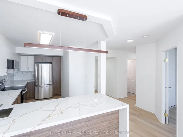 120 Promenade Cir #1206, Vaughan, ON L4J 7W9