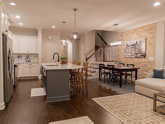 4th image of 1604 Hampshire Pl
