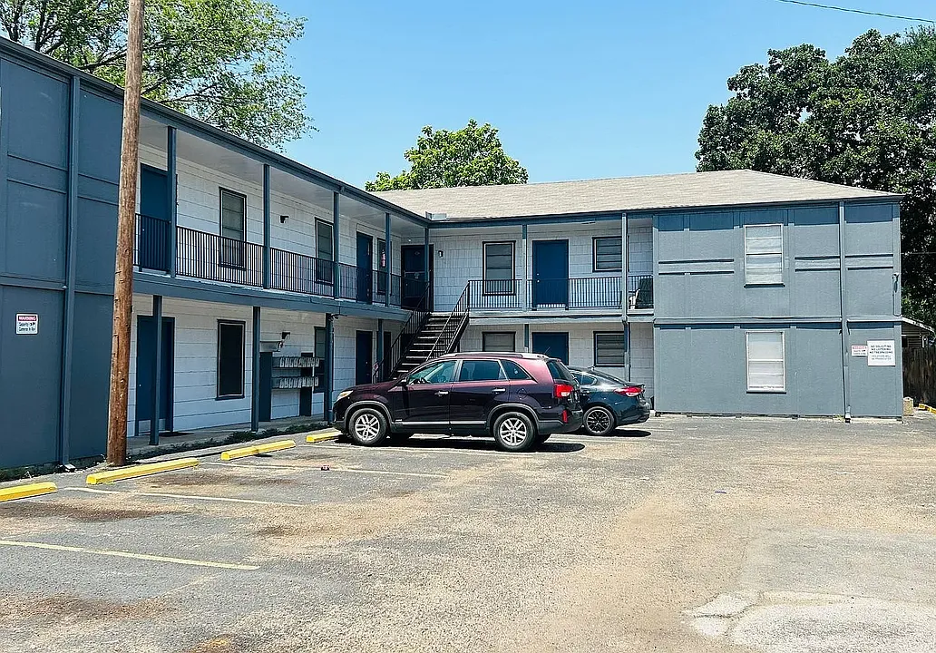 1 bed, 1.0 bath, $695 — Photo 2