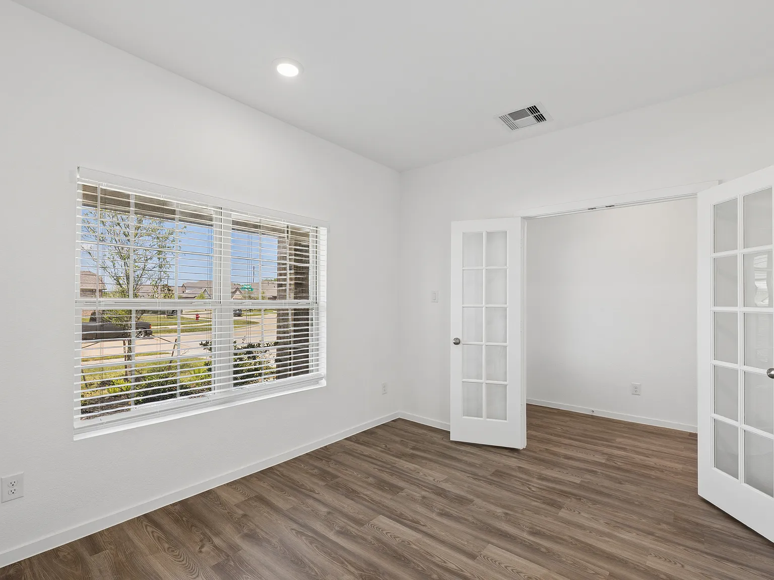 4 bed, 1932 sqft, $2,345 — Photo 3