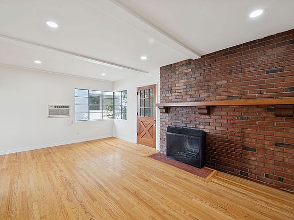 3rd image of 11613 Moorpark St #5