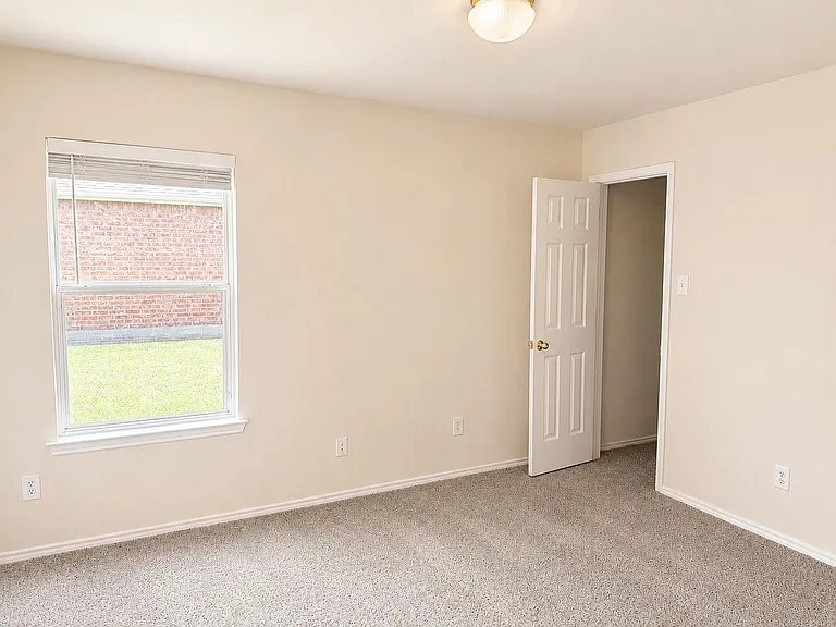 1406 Millbrook Ln — Photo 11