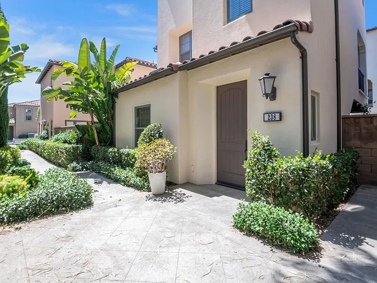 238 Firefly — Photo 2