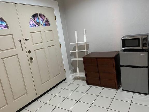 3rd image of 885 Las Lomas Dr #1