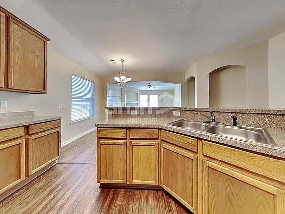 4th image of 1201 Shamrock Dr