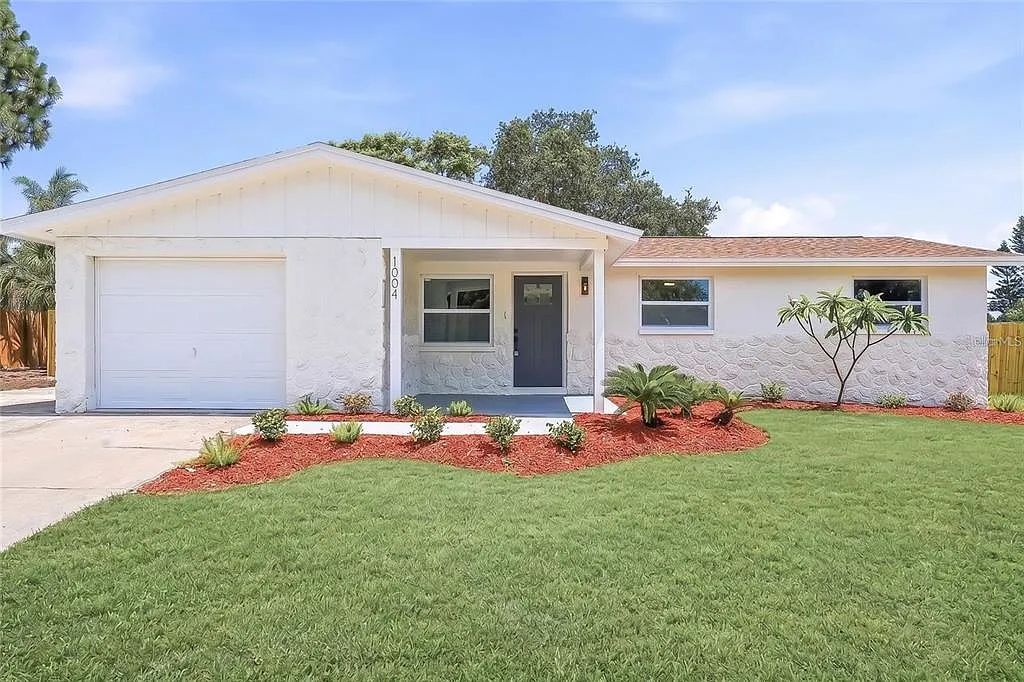 4 bed, 2.0 bath, 1310 sqft, $2,700 — Photo 1