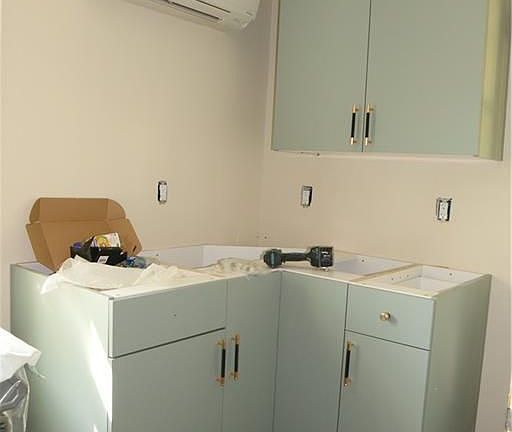 4th image of 670 Roosevelt Dr #3