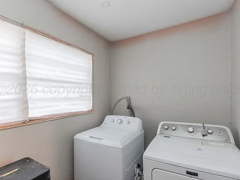 216 W 5th St — Photo 32