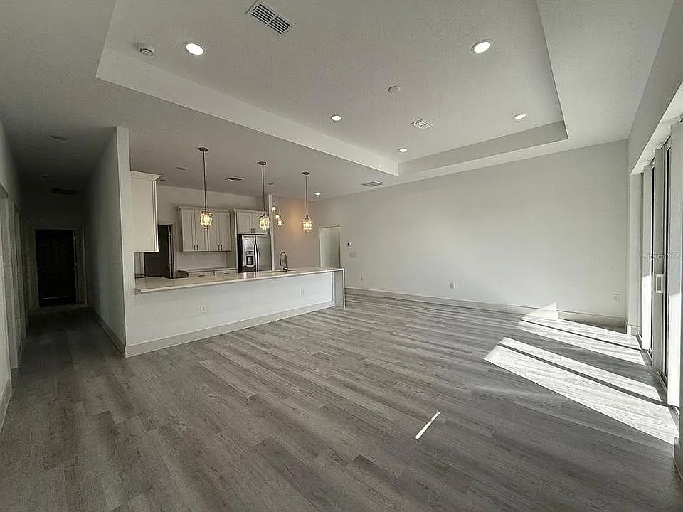 1st image of 558 Rutland Cir