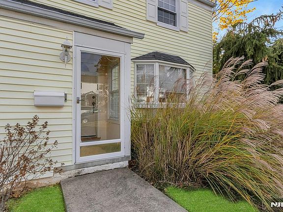 3rd image of 378 Windsor Rd