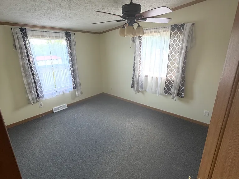 59 S Bassett Rd — Photo 10