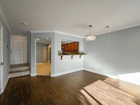 3rd image of 17135 Creekside Cir