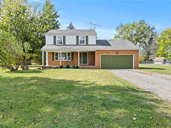 6964 Creekview Dr, Lockport, NY 14094