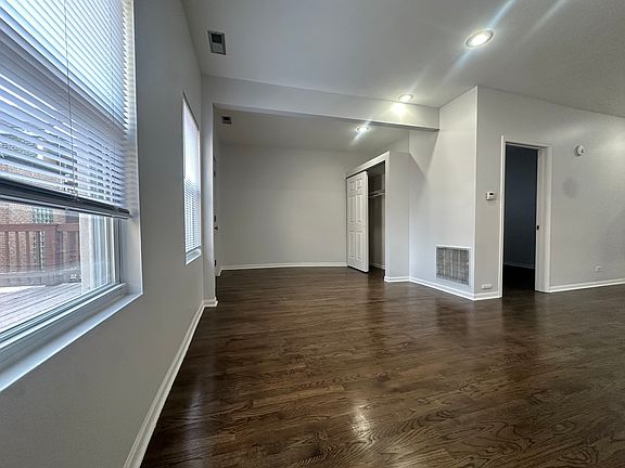 3rd image of 1239 W Erie St #2R