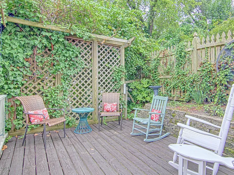 110 Ann St — Photo 16