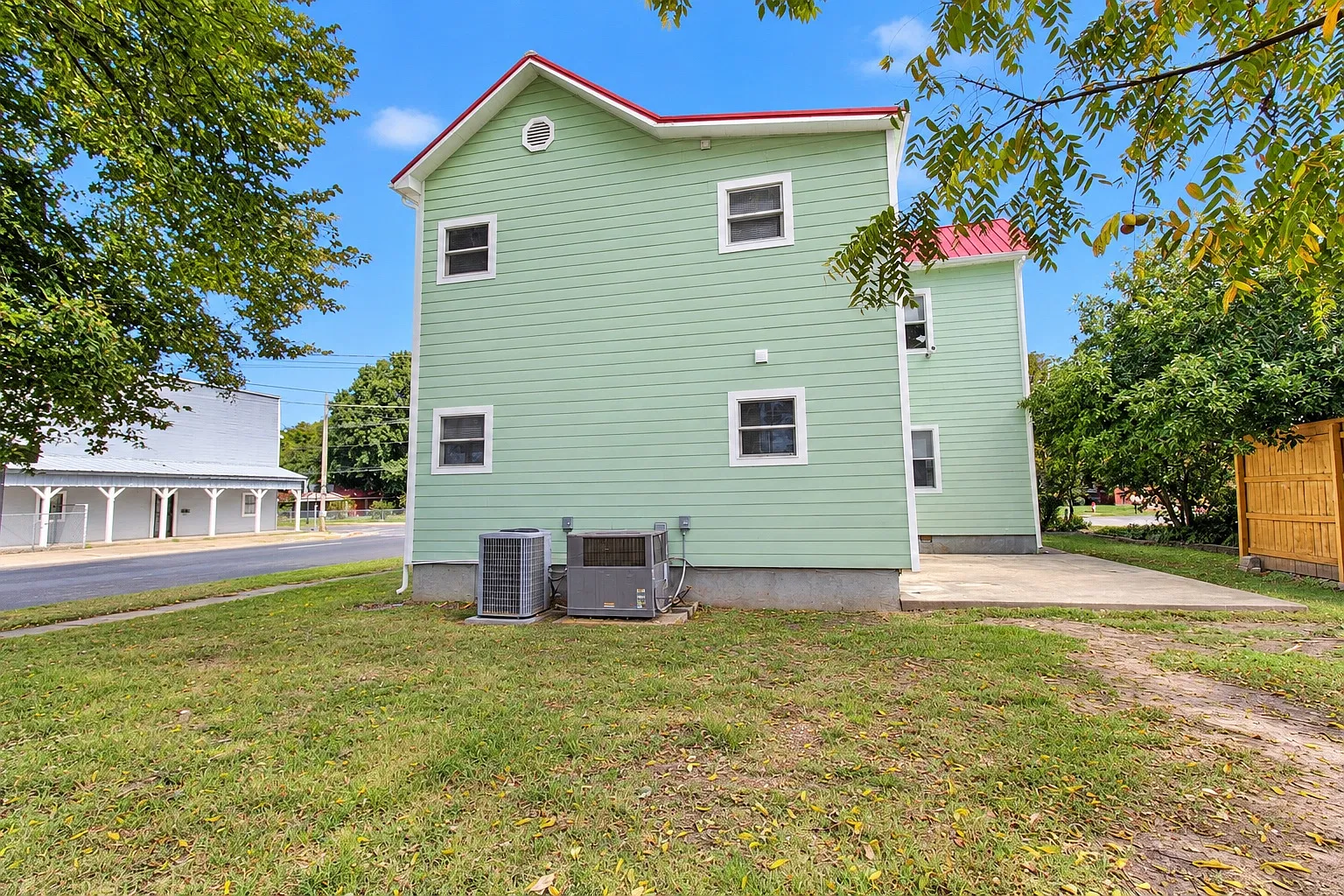5 bed, 2333 sqft, $2,200 — Photo 3