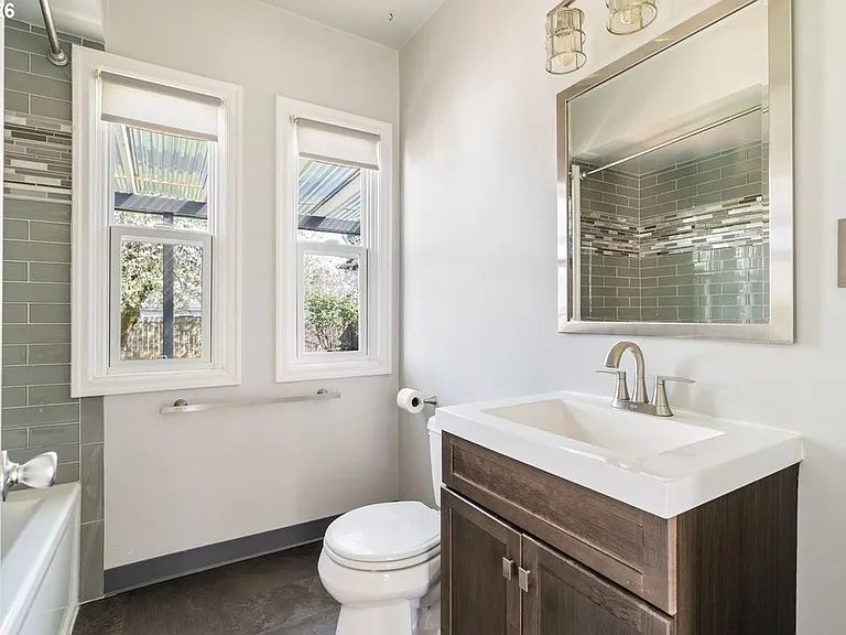 6716 N Commercial Ave — Photo 17