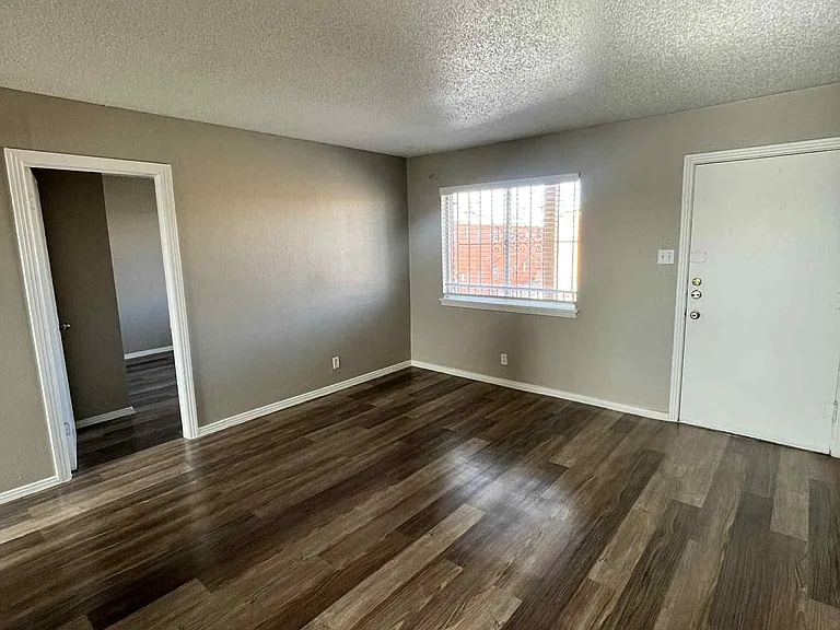 Lakeside Apartments — Photo 9