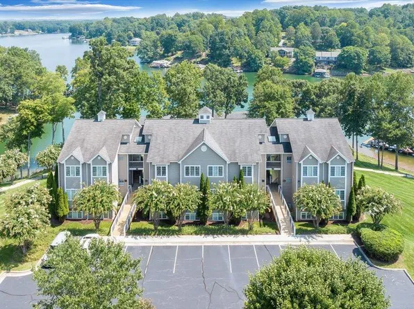 305 S Pointe Shore Dr, Moneta, VA 24121