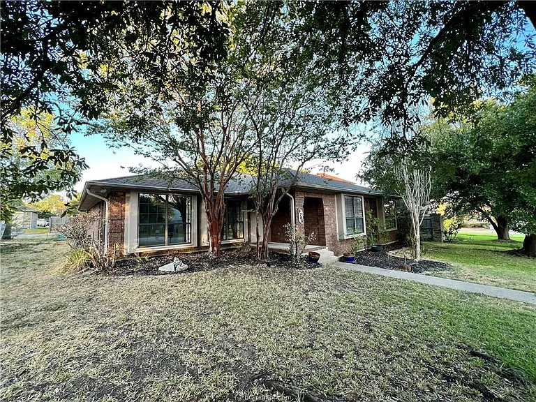 8706 Sandstone Dr — Photo 2