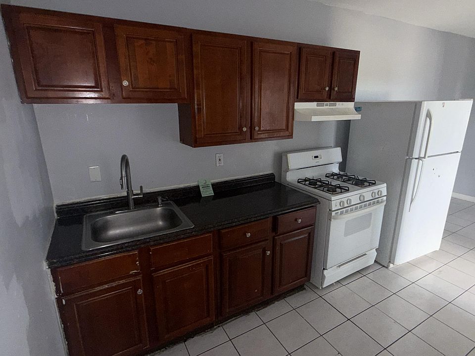 1st image of 561-563 Bond St #2L