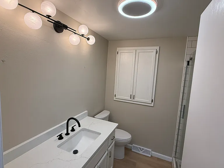 Full bath (one of two)