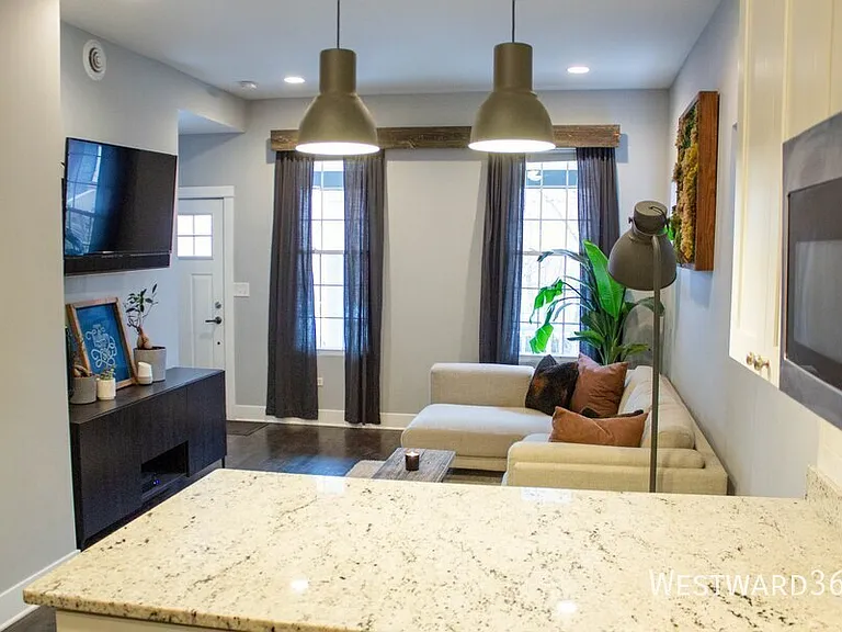 2344 N Oakley Ave #1 — Photo 5