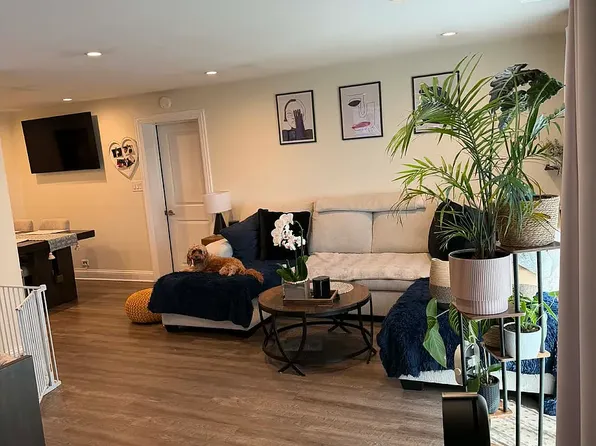 114 N Salem Dr #904, Schaumburg, IL 60194