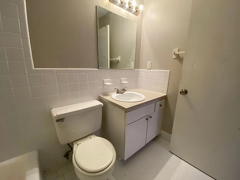 Executive House Apartments — Photo 39