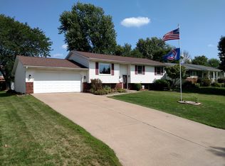 1013 Pepper Tree Ln, Eureka, IL 61530