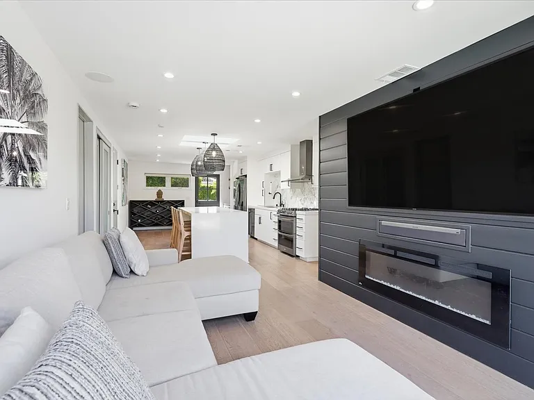 2219 Graham Ave — Photo 9