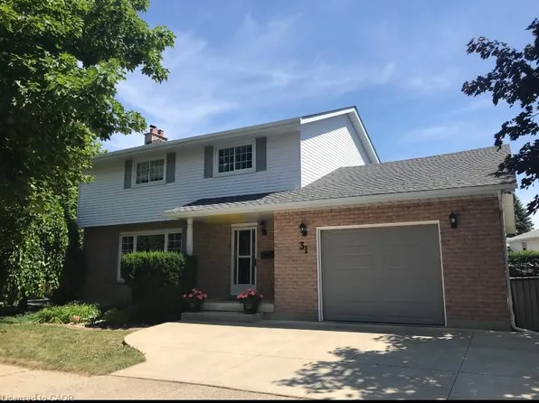 31 Blackfriar Ln, Brantford, ON N3R 7M2