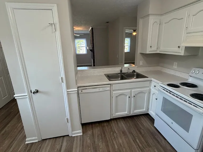 1246 Hamilton Dr — Photo 4