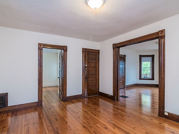 4th image of 10 Revere St
