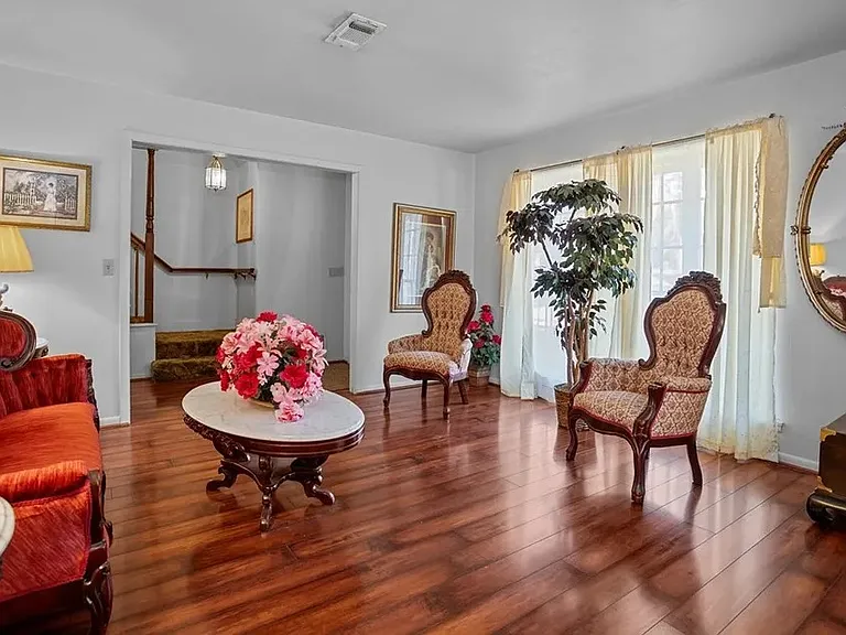 1310 Spring Valley Dr — Photo 3