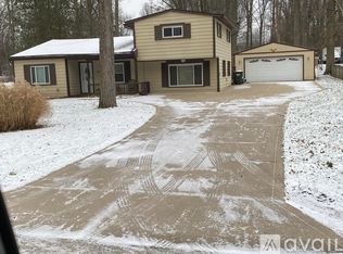 2084 Maplewood Rd, Stow, OH 44224