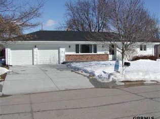 612 Sunset Ave, Elkhorn, NE 68022