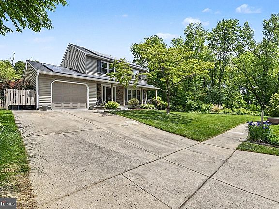 3rd image of 609 Helmsdale Ct
