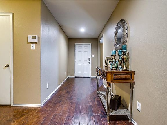 4th image of 1147 Foxglove Ln