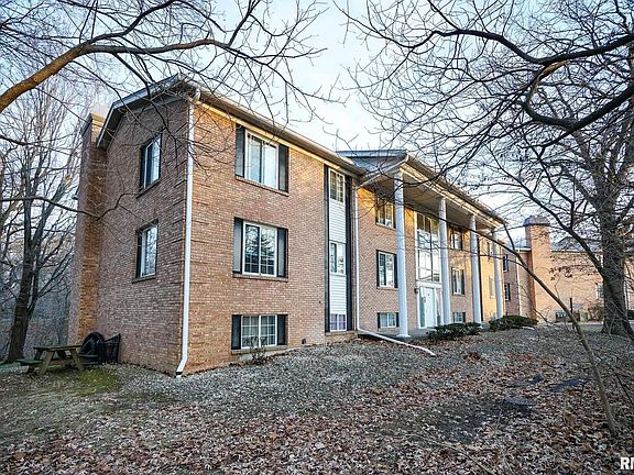 2nd image of 6016 N Knoxville Ave APT 303