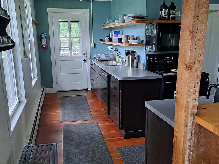 72 Grove St — Photo 4