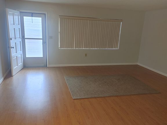 4th image of 6 Melissa Dr