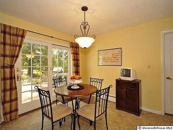 BREAKFASTROOM WITH SLIDING DOOR TO DECK