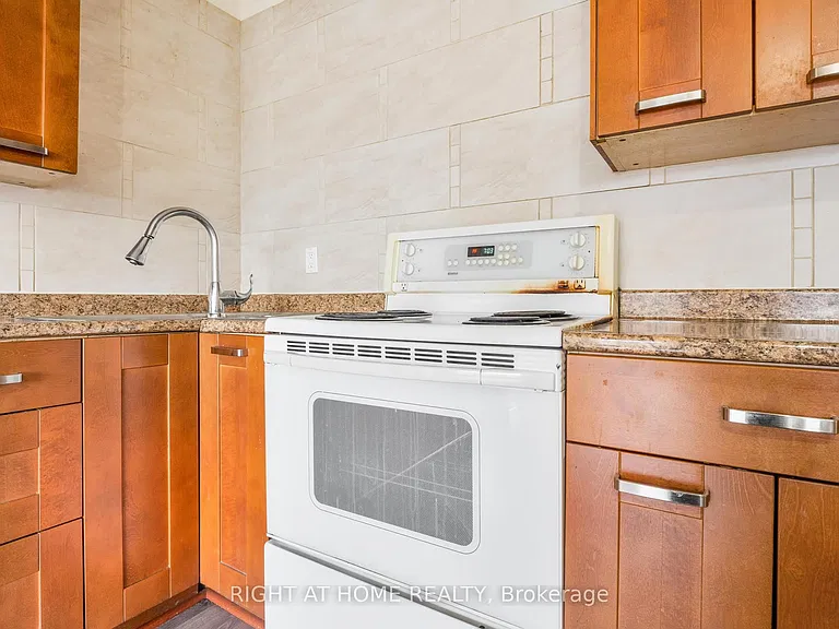 1698A Eglinton Ave W — Photo 10