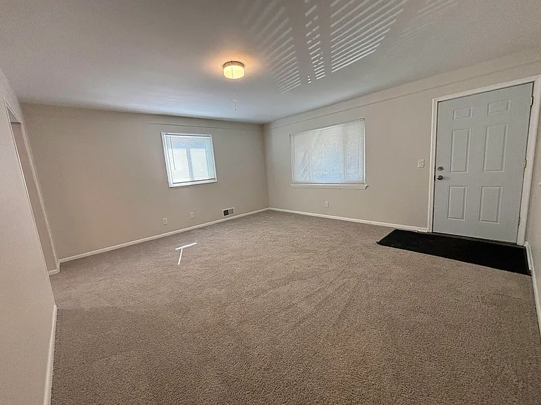 21840 Weller Ave — Photo 3