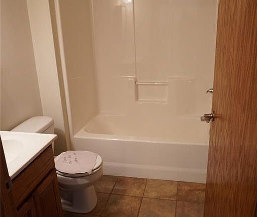 4th image of 324 W 2nd St