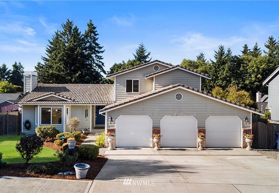 Beautiful home w/spacious driveway and a 3-car garage!